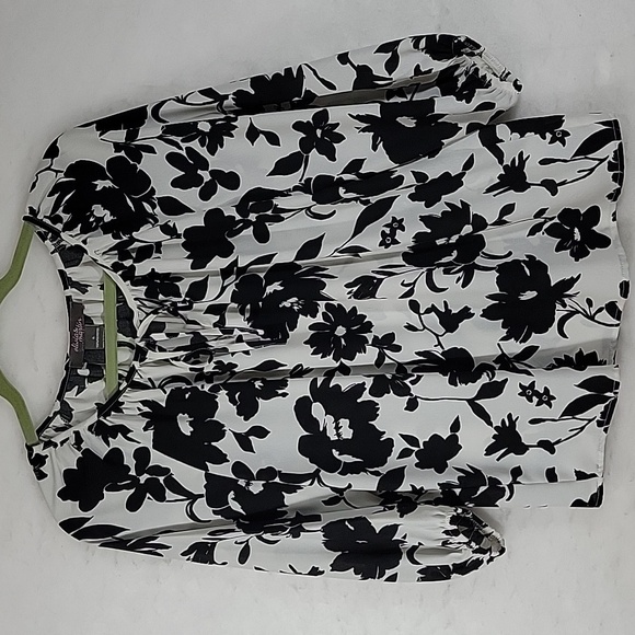 Olivia & Martin Black and White Floral Blouse Size S - Picture 1 of 7